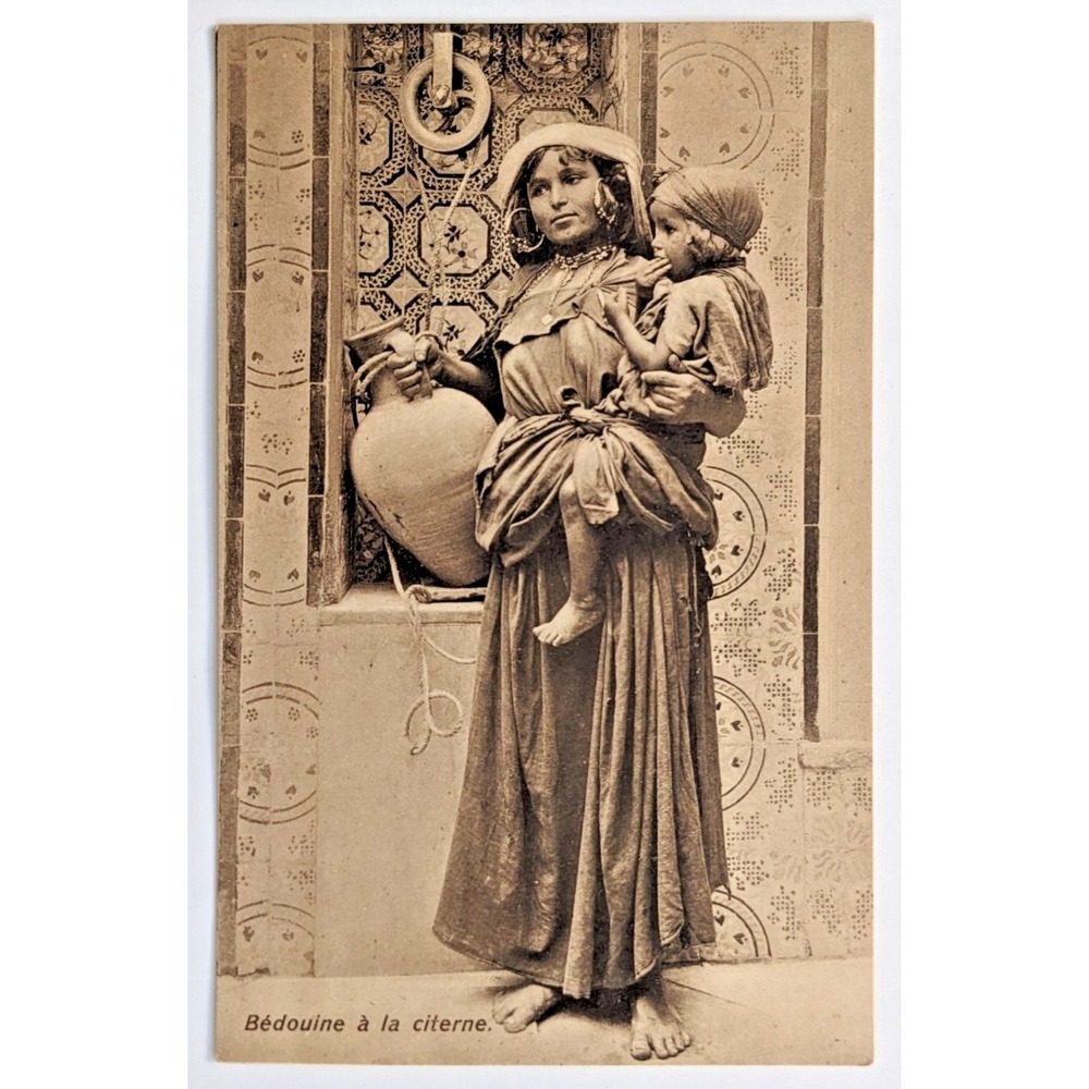 Bedouine a la citerne Bedouin Woman & Child w/ Jar Tunis Tunisia‎ 1910s Postcard